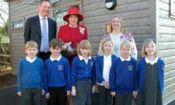 Nick-Forrester-of-Norwegian-Log-Lord-Lieutenant-Mrs-Sarah-Rose-Troughton-headteacher-Tracy-Cornelius-and-pupils-low-res
