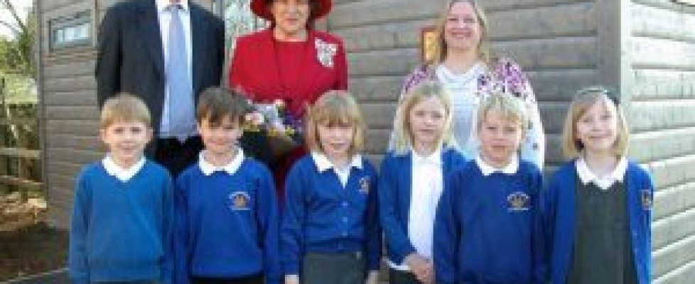 Nick-Forrester-of-Norwegian-Log-Lord-Lieutenant-Mrs-Sarah-Rose-Troughton-headteacher-Tracy-Cornelius-and-pupils-low-res